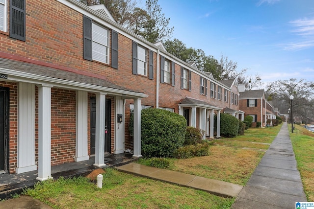 view of side of property featuring a lawn