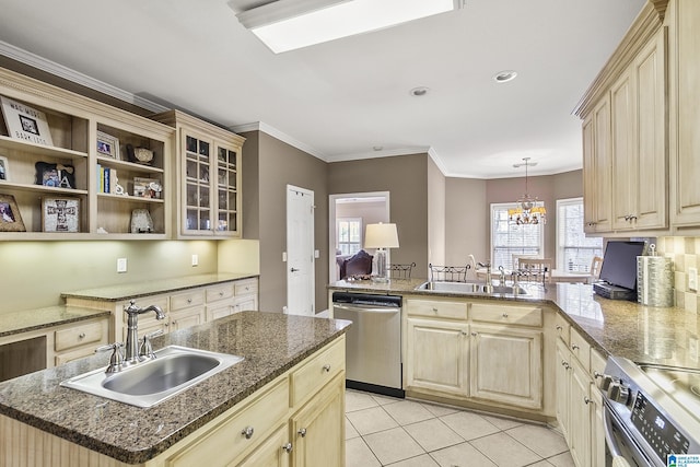 kitchen featuring sink, stainless steel appliances, kitchen peninsula, and a kitchen island