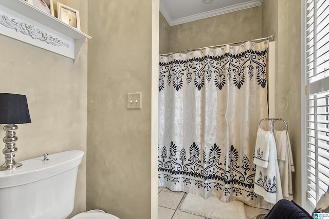 bathroom with a shower with curtain, crown molding, and toilet