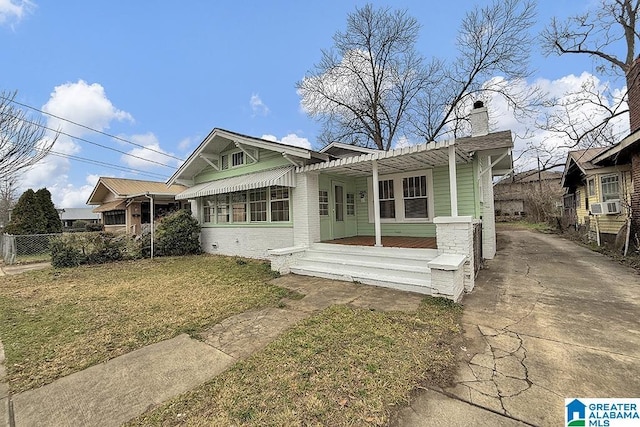 view of front of home featuring cooling unit and a front lawn