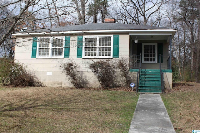 view of front facade featuring a front yard