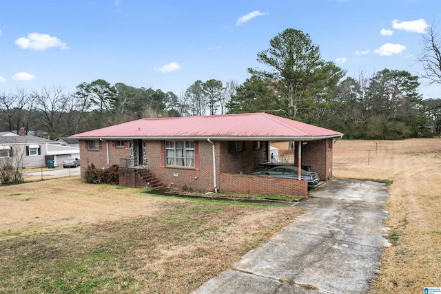 view of front of home with a carport and a front yard