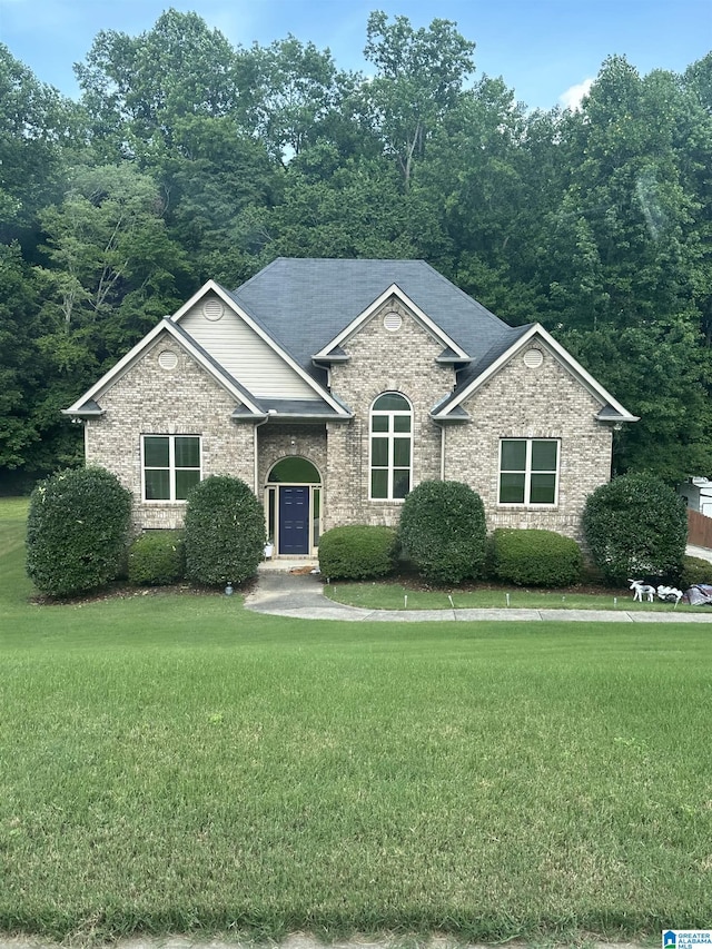 view of front of home featuring a front lawn