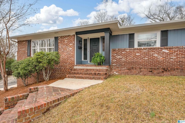 view of front of home with a front yard