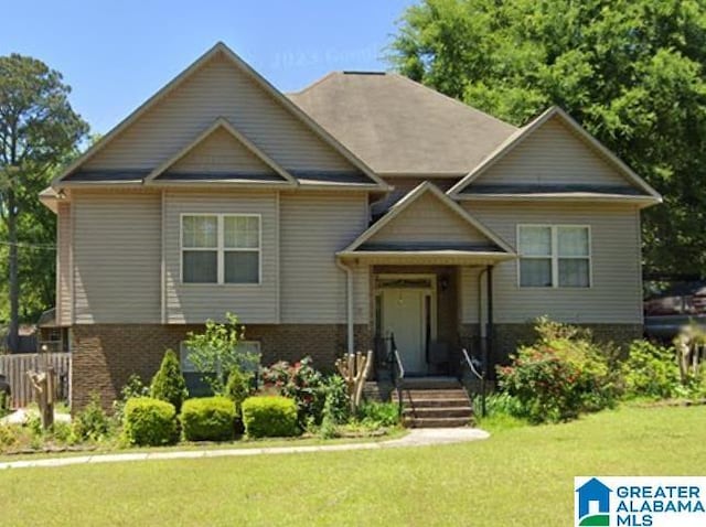 view of front of house featuring a front lawn