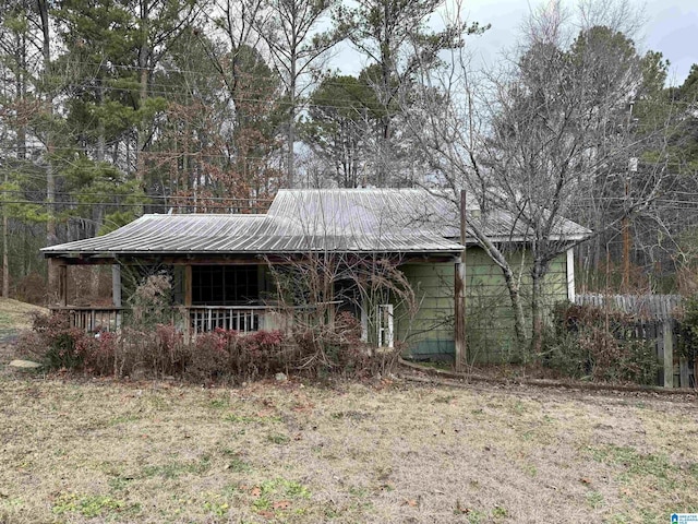 view of front of home featuring a front lawn