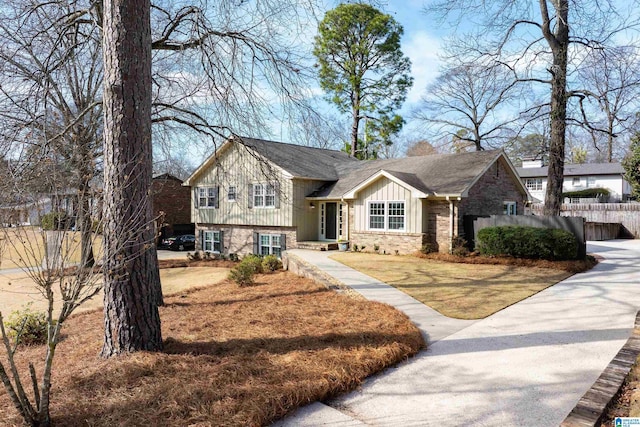 view of front facade featuring a front yard