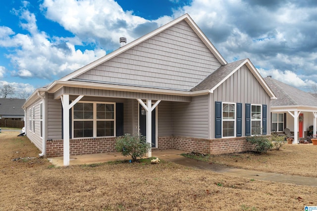 view of front of property featuring a front yard