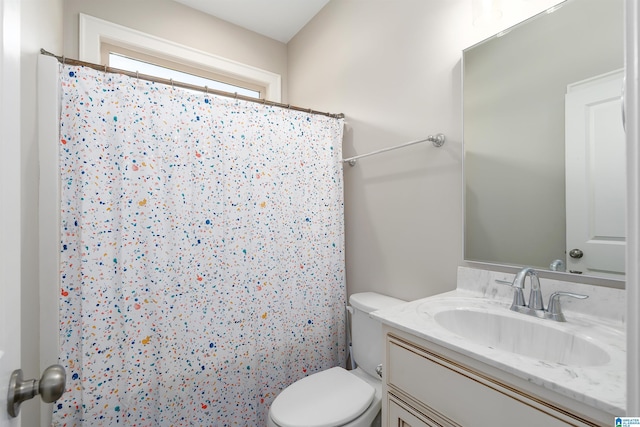 bathroom featuring a shower with curtain, vanity, and toilet