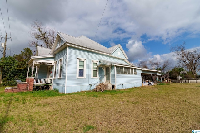 view of front facade with a front yard and covered porch