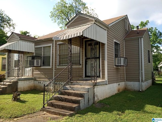 view of front of property featuring a front lawn