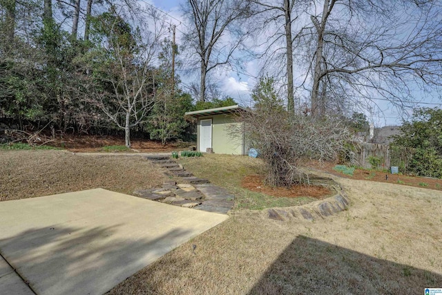 view of yard with a storage unit