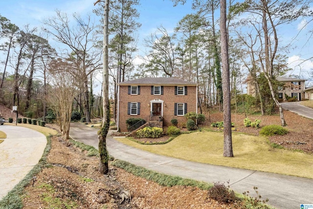 view of front of property featuring a front lawn