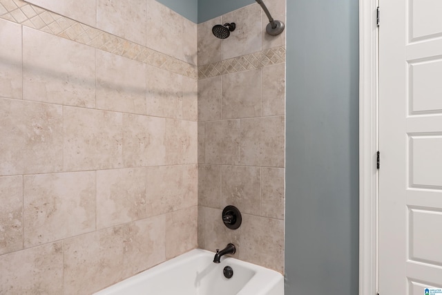 bathroom with tiled shower / bath