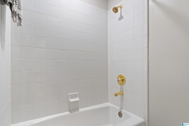 bathroom featuring tiled shower / bath combo