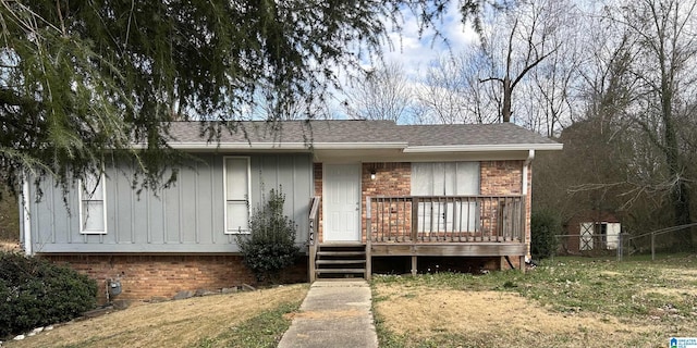 view of front of house featuring a front lawn