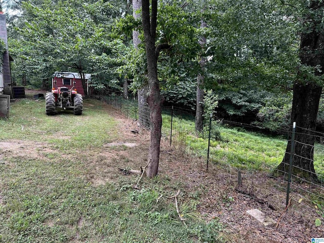 view of yard with an outdoor structure