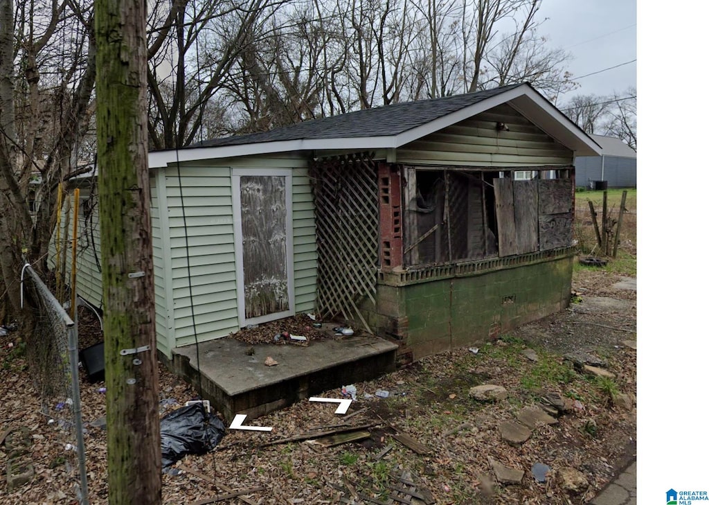 view of outbuilding