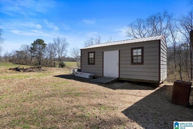 view of outdoor structure featuring an outbuilding