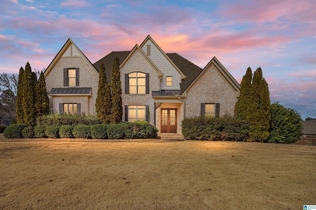 view of front of property featuring a yard