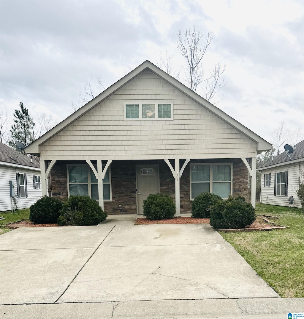 view of front of home with a front lawn