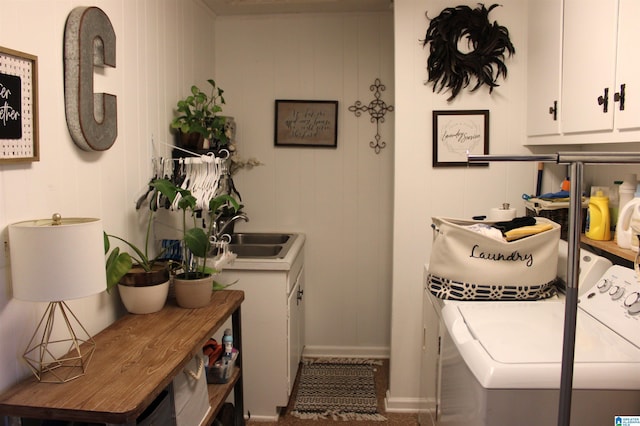 laundry room featuring cabinet space, a sink, and washing machine and clothes dryer