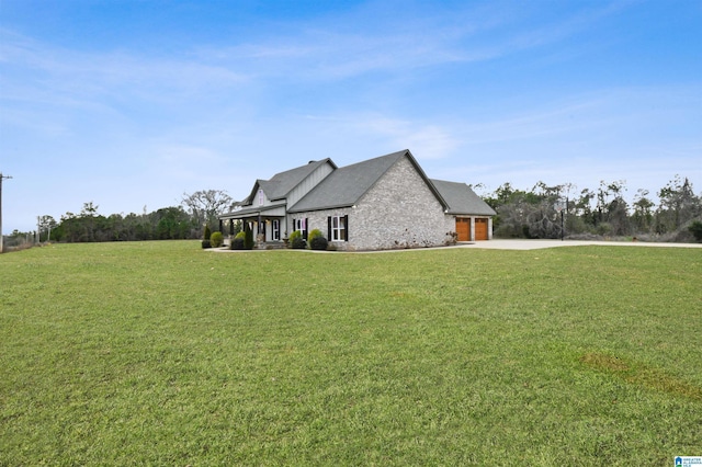 view of front facade featuring a front yard