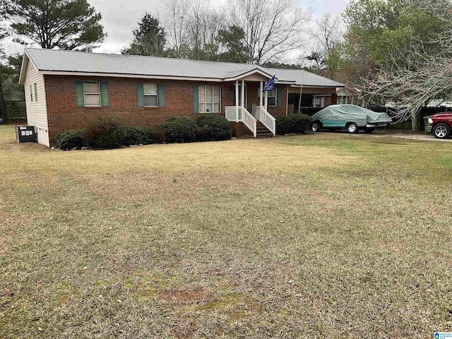 view of front of home featuring a front yard