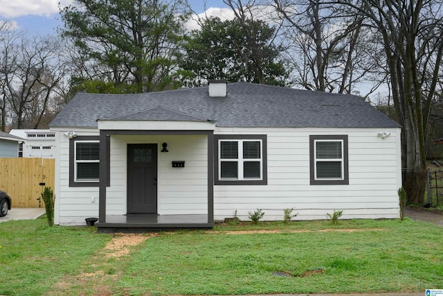 view of front of home featuring a front yard