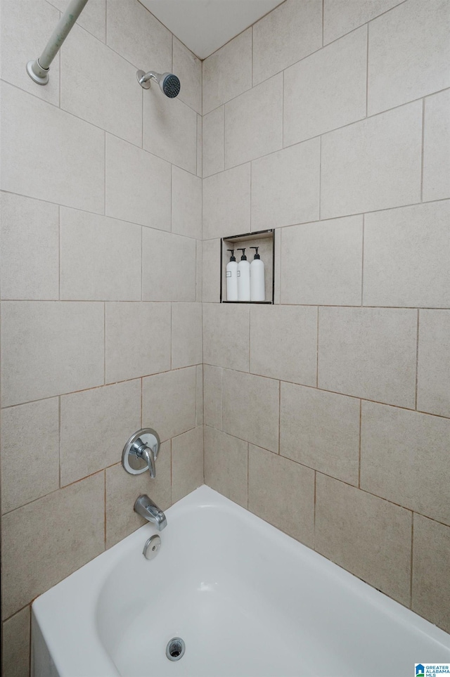 bathroom featuring tiled shower / bath combo