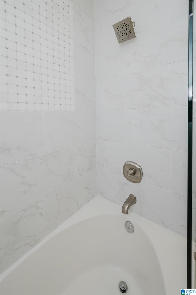 bathroom with tiled shower / bath