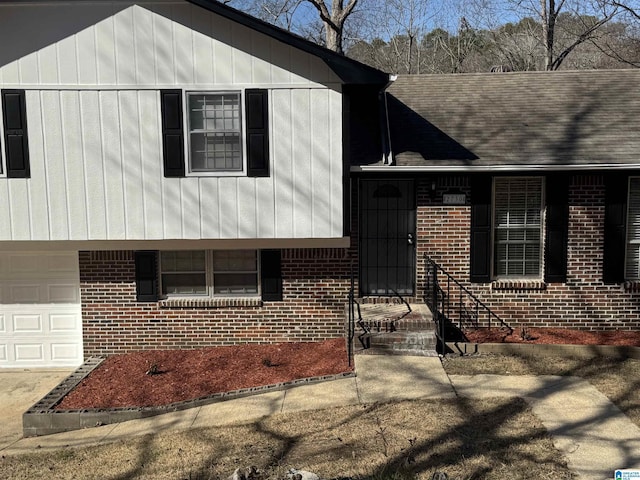 view of front facade with a garage