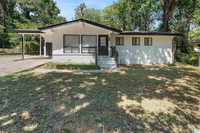 view of front of property featuring a carport and a front lawn