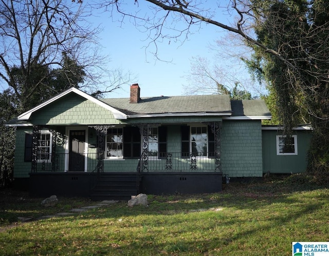 view of front of property with covered porch and a front lawn