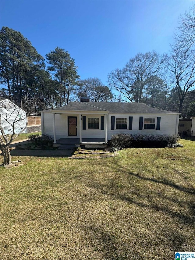 single story home with a front lawn