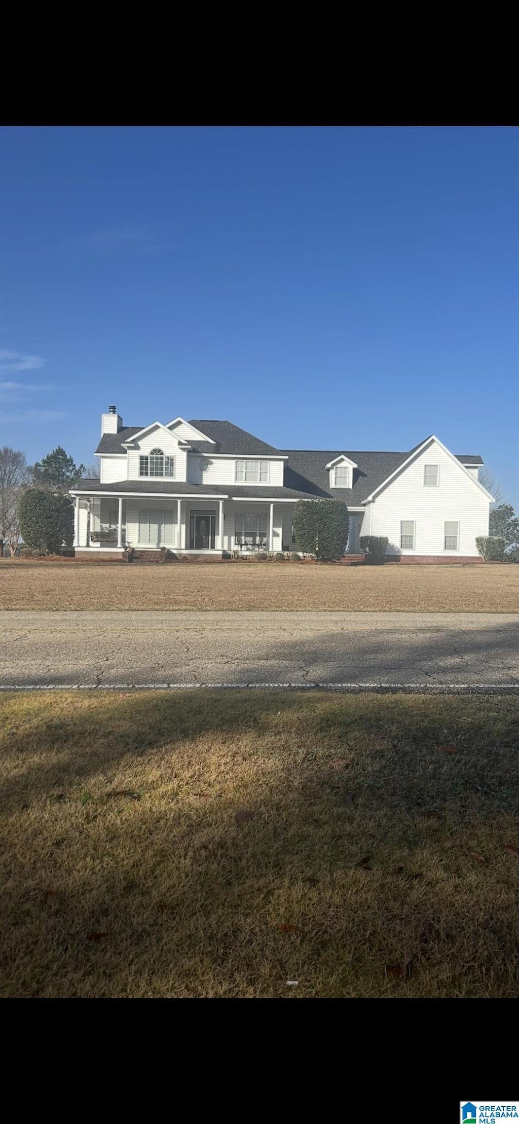 view of front of home with a front lawn