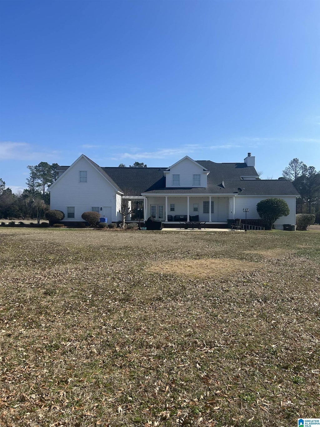 view of front of home with a front lawn