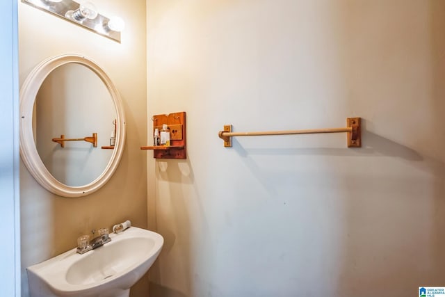 bathroom featuring sink