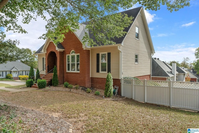 view of front of property featuring a front yard