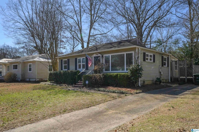 view of front of house featuring a front lawn