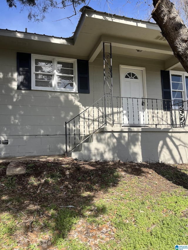 property entrance featuring a porch