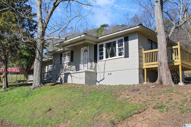 view of front of property with a front lawn and crawl space