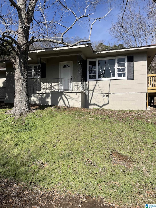 view of front facade with a front lawn