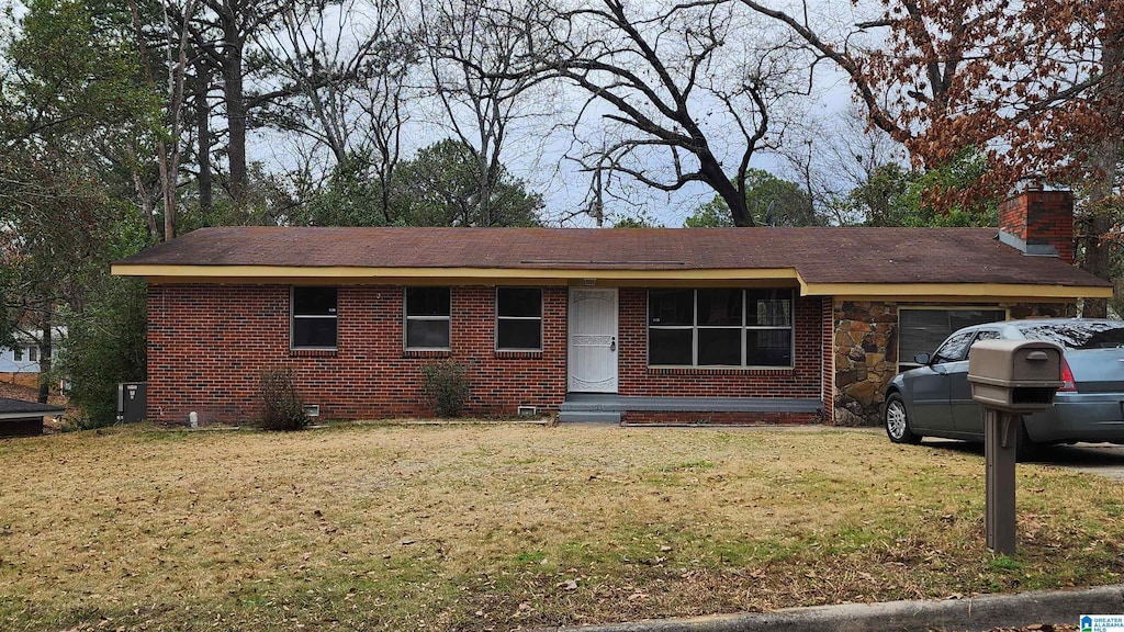 ranch-style house featuring a front lawn and a garage