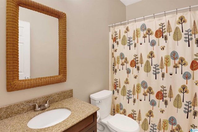 bathroom with a shower with shower curtain, vanity, and toilet