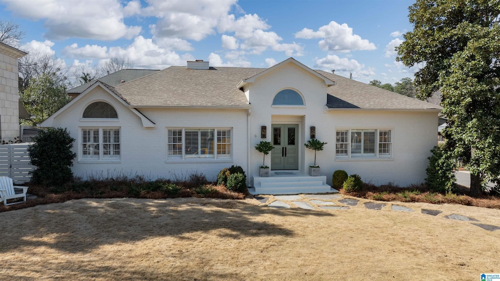 view of front of property with a front yard