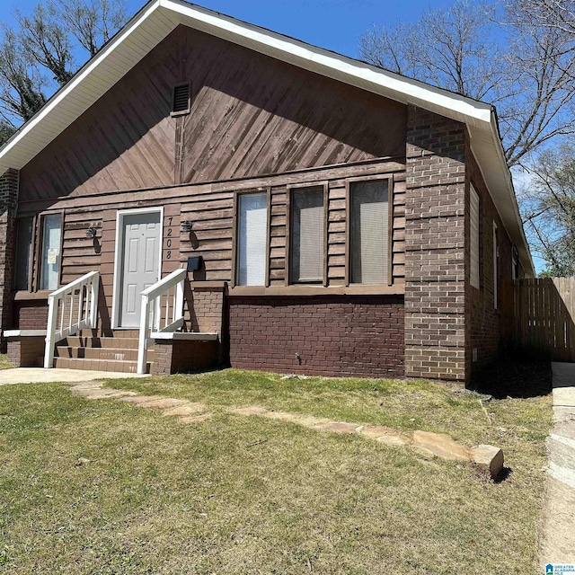 view of front of property featuring a front lawn