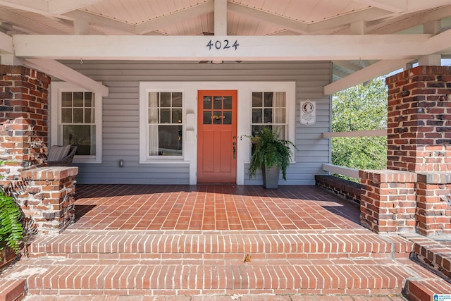 property entrance featuring a porch