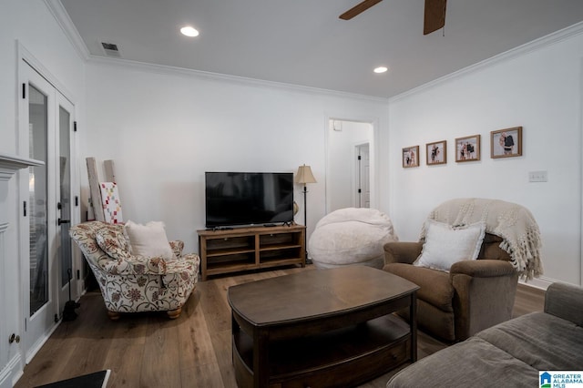 living area featuring ceiling fan, recessed lighting, visible vents, ornamental molding, and dark wood-style floors