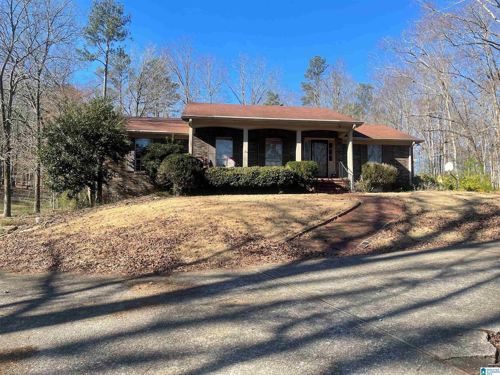 ranch-style home with a porch